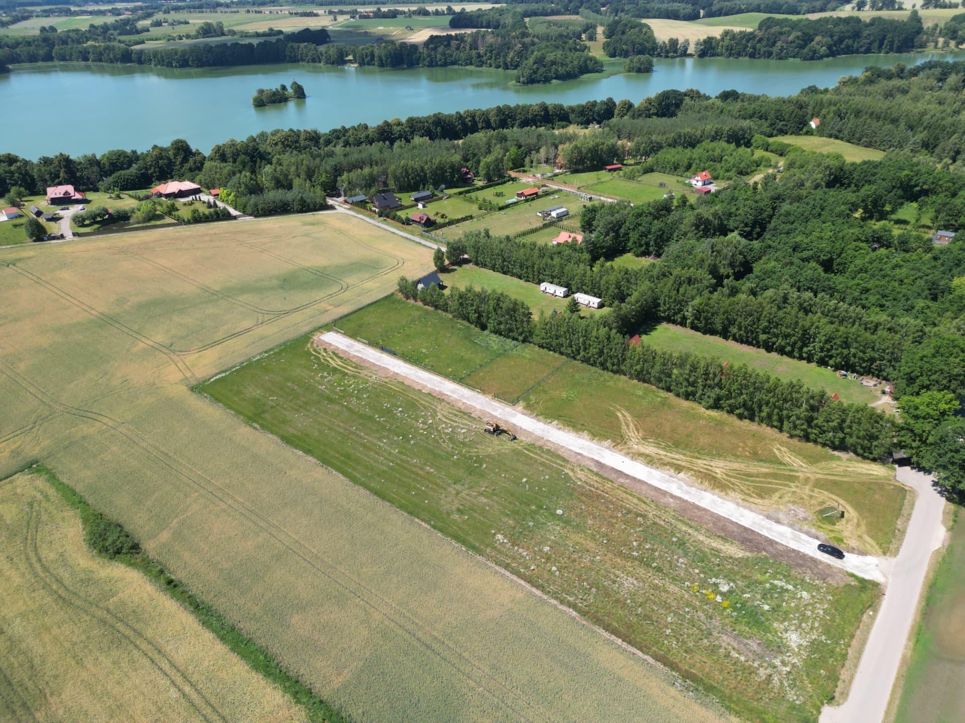 Panorama z drona pokazująca bliskość działek i jeziora