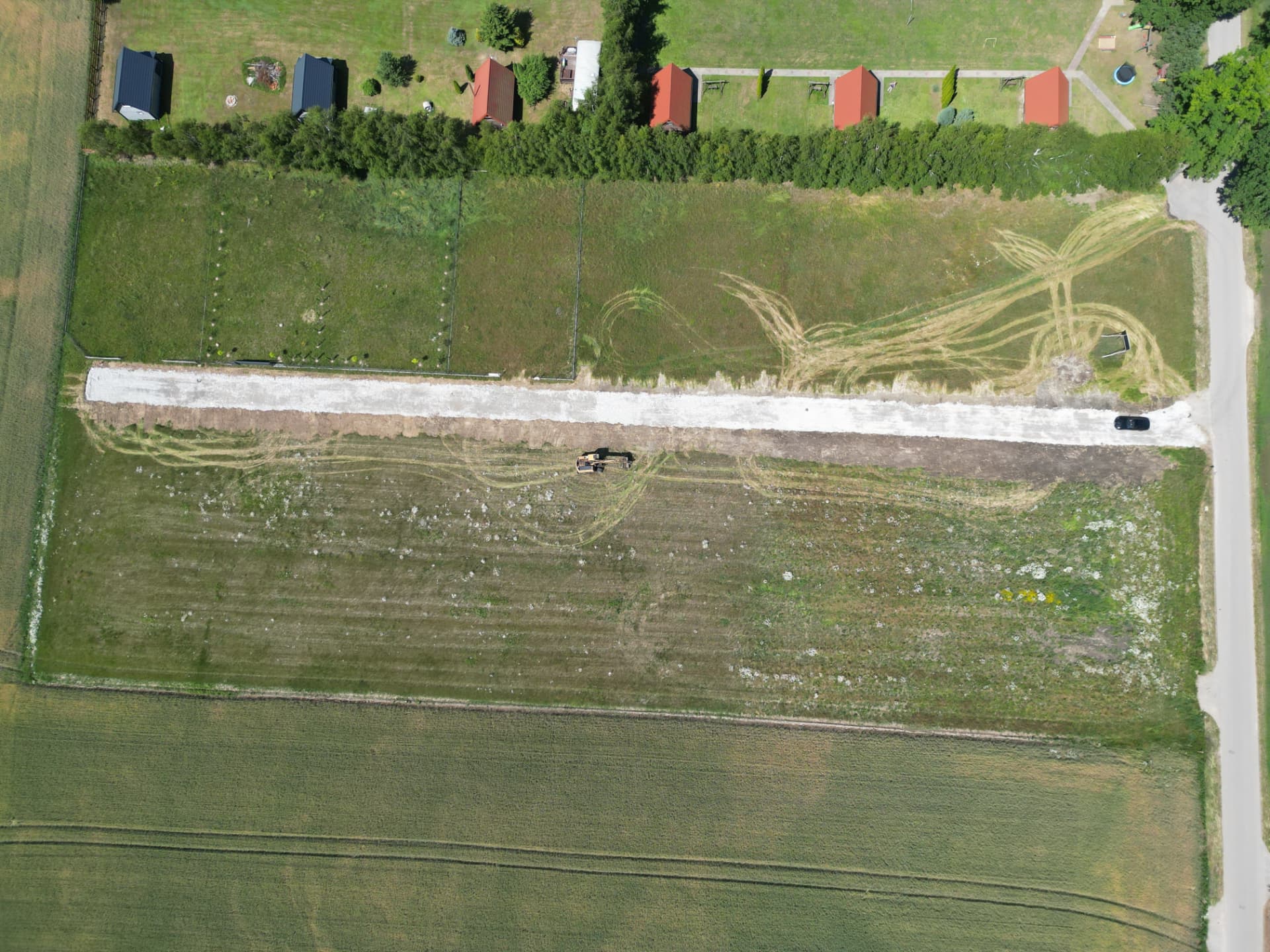 Ortofoto z drona: pas działek pomiędzy zabudową a nową drogą wewnętrzną